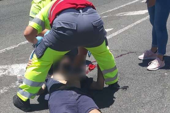 Un hombre, con policontusiones, tras sufrir una caída en patinete en el Valle de Jinámar (Telde)/TA.